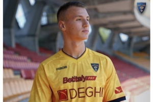 世界杯分组-莱切夏季热身赛2-1战胜斯佩齐亚，米兰外租小将卡马达连场进球