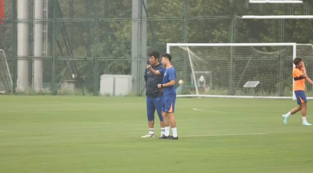 世界杯分组-泰山重新集结，史松宸+王昊斌跟队，主力踢申花停赛 郑铮PK于汉超