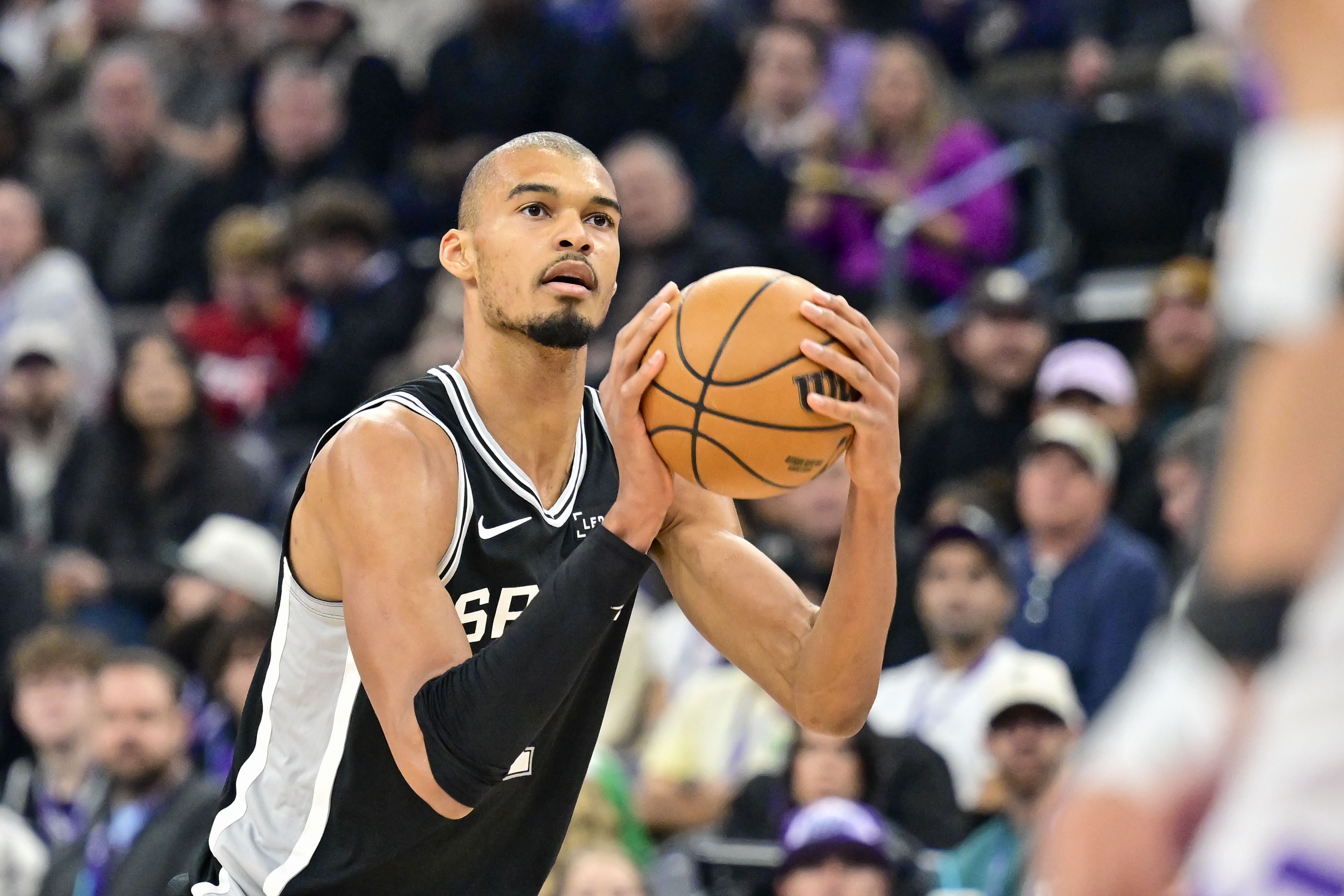 世界杯分组-2米24的后卫怎么防？文班三分线外大幅变向 晃开加福德转身跳投